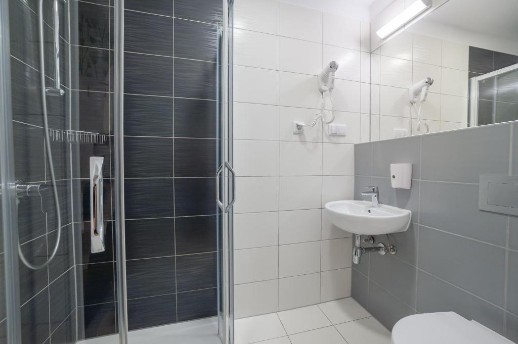 Четырехместный (Четырехместный номер Делюкс с собственной ванной комнатой) хостела Premium Hostel, Краков