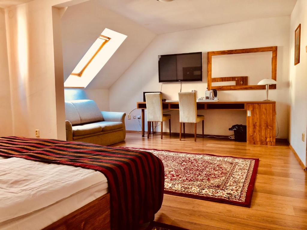 Двухместный (Standard Double Room with 2 Extra Beds), Hotel & Penzión Grand Matej