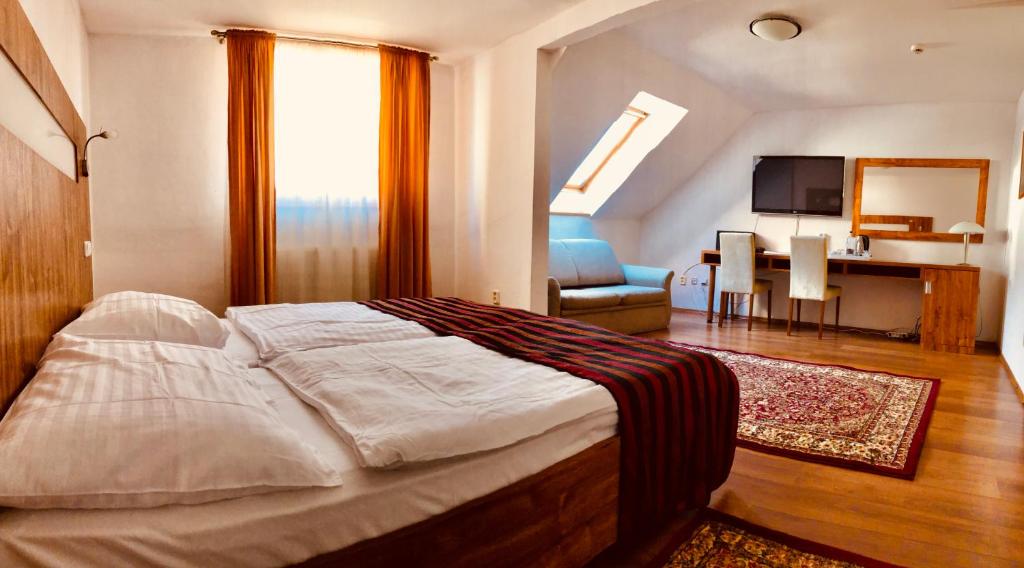 Двухместный (Standard Double Room with 2 Extra Beds), Hotel & Penzión Grand Matej