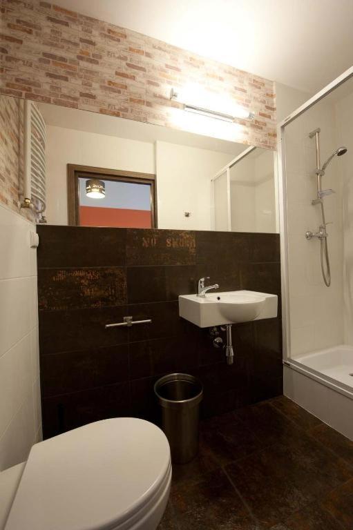 Номер (Номер эконом-класса с 6 кроватями и собственной ванной комнатой) хостела Planet Hostel, Варшава