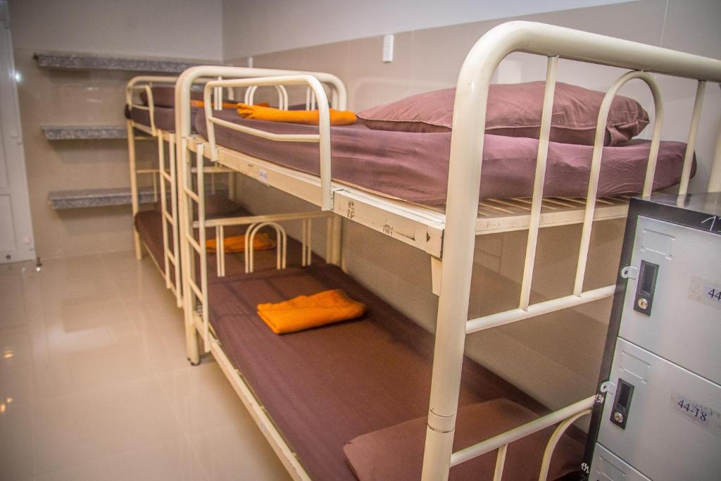 Номер (Спальное место в общем номере для мужчин и женщин с 8 кроватями и собственной ванной комнатой) отеля Mui Ne Hills Budget Hotel, Фантхьет