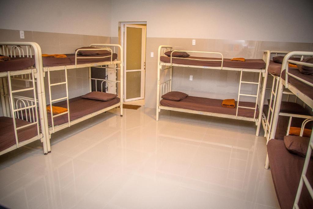 Номер (Спальное место в общем номере для мужчин и женщин с 10 кроватями и ванной комнатой в номере) отеля Mui Ne Hills Budget Hotel, Фантхьет