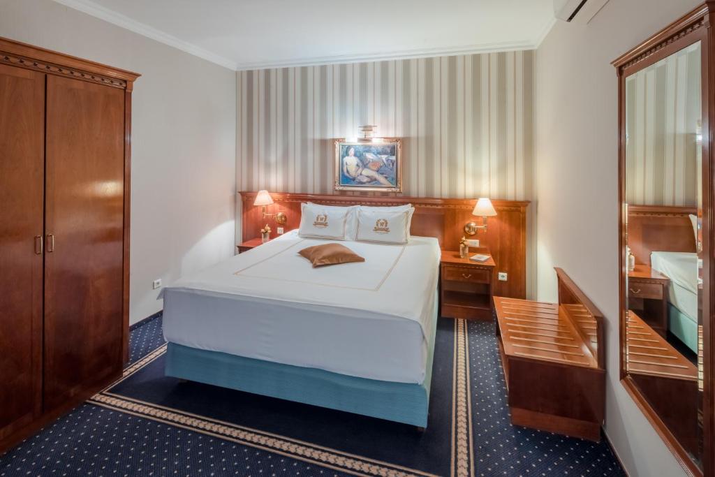 Двухместный (Улучшенный двухместный номер с 1 кроватью) отеля Hotel Waldinger, Осиек