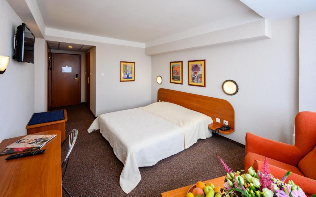 Двухместный (Двухместный с 1 кроватью или 2 отдельными кроватями и душем) отеля Hotel Lux, Банска-Бистрица