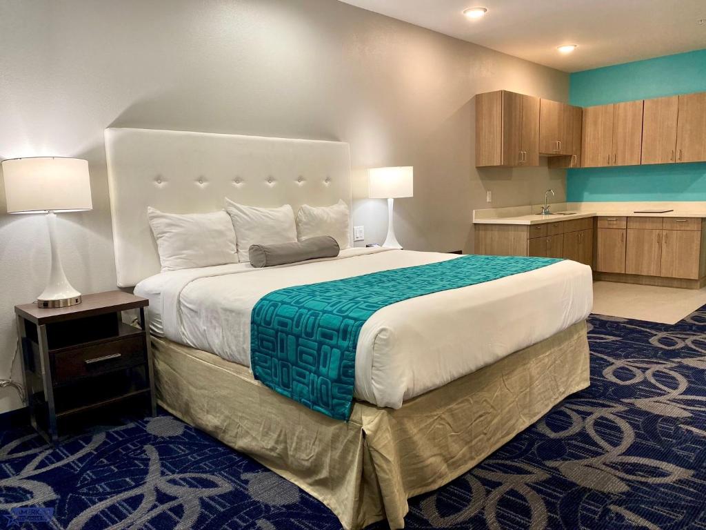 Двухместный (Номер Делюкс с кроватью размера «king-size») отеля Americas Best Value Inn Houston Willowbrook, Хьюстон