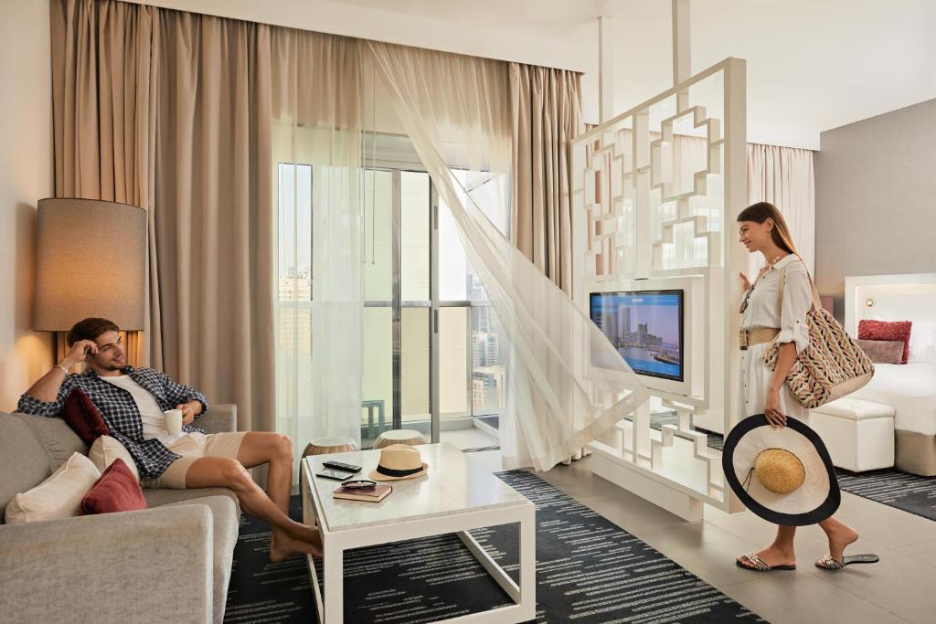 Сьюит (Люкс «Гранд» с кроватью размера «king-size». Предоставляется бесплатный трансфер от/до пляжа.) отеля Wyndham Dubai Marina, Дубай