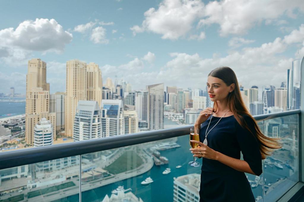 Двухместный (Клубный номер с кроватью размера «king-size», предоставляется доступ в клубный лаундж и бесплатный трансфер до пляжа) отеля Wyndham Dubai Marina, Дубай