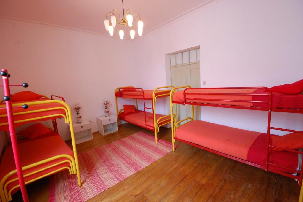 Номер (Односпальная кровать в общем мужском номере) хостела Hostel Portalegre, Понте-де-Лима