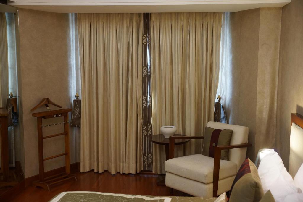 Двухместный (Executive Double Room with complimentary one way airport transfer, with 20% discount on food and soft beverages; Early check in and late check out (4 hrs. Subject to avl); Upgrade to next category (subject to avl)) отеля Jaypee Vasant Continental, Нью-Дели