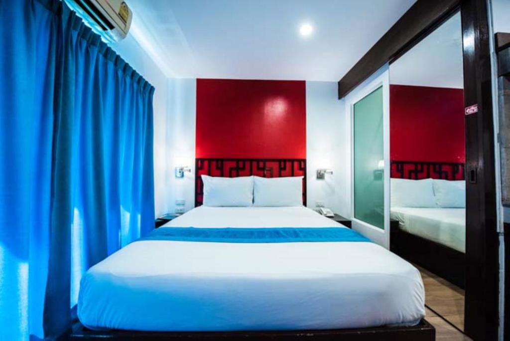 Двухместный (Номер Делюкс с кроватью размера «queen-size» и балконом) отеля Check Inn China Town By Sarida, Бангкок