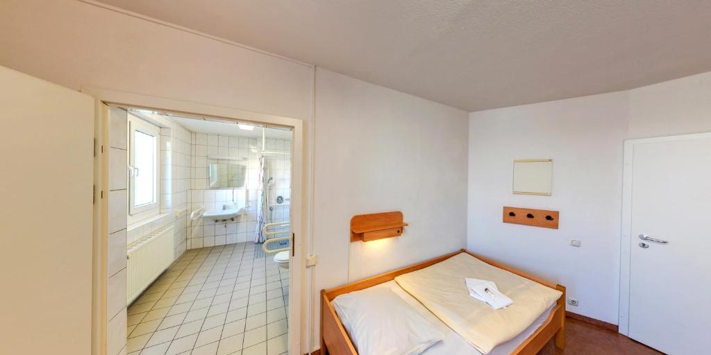 Двухместный (Двухместный номер с 2 отдельными кроватями - Подходит для гостей с ограниченными физическими возможностями) хостела DJH Jugendherberge Dresden - Jugendgästehaus, Дрезден
