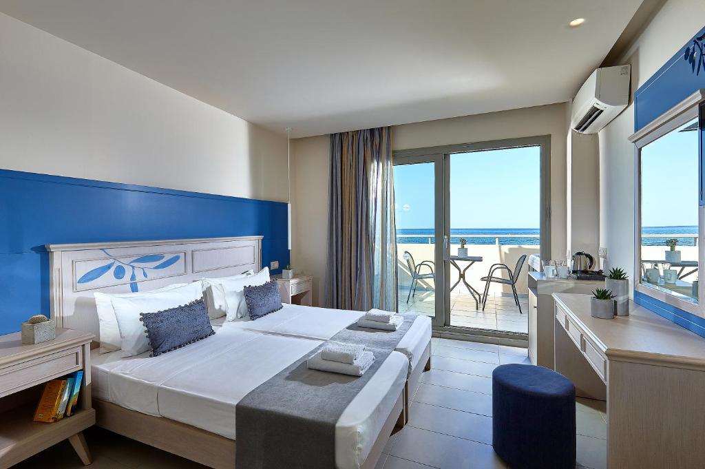 Четырехместный (Люкс с 1 спальней и видом на море) отеля Castello Village Resort, Сисси
