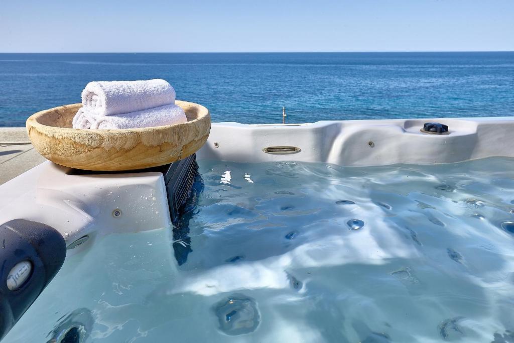 Двухместный (Улучшенный номер с гидромассажной ванной на открытом воздухе) отеля Castello Village Resort, Сисси