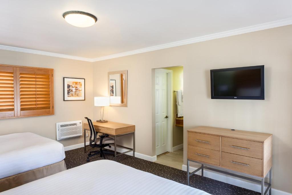 Четырехместный (Стандартный номер с двумя кроватями размера «queen-size») курортного отеля Holiday Inn Express and Suites La Jolla - Windansea Beach, and IHG Hotel, Сан-Диего