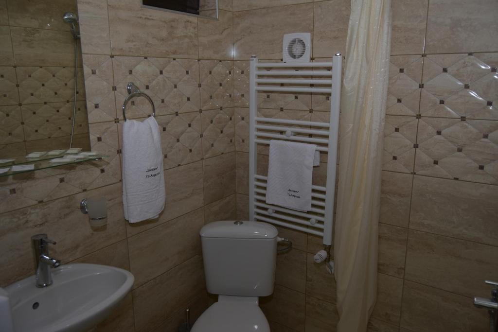 Четырехместный (Четырехместный номер с собственной ванной комнатой) отеля Hotel Balkana, Априлци