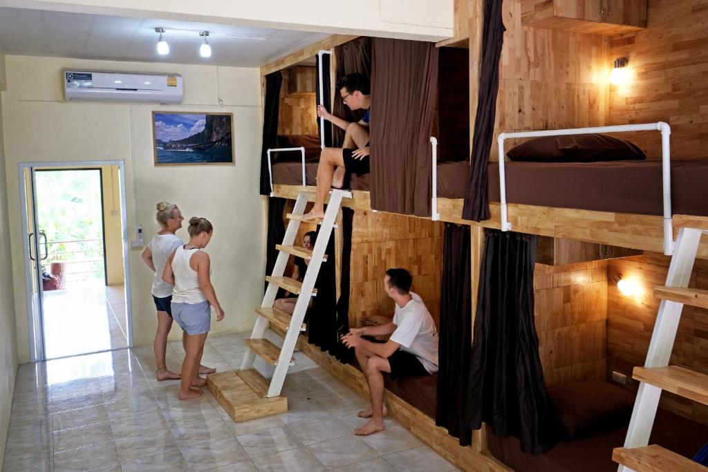 Номер (Односпальная кровать в общем номере), Coco Khao Sok Hostel