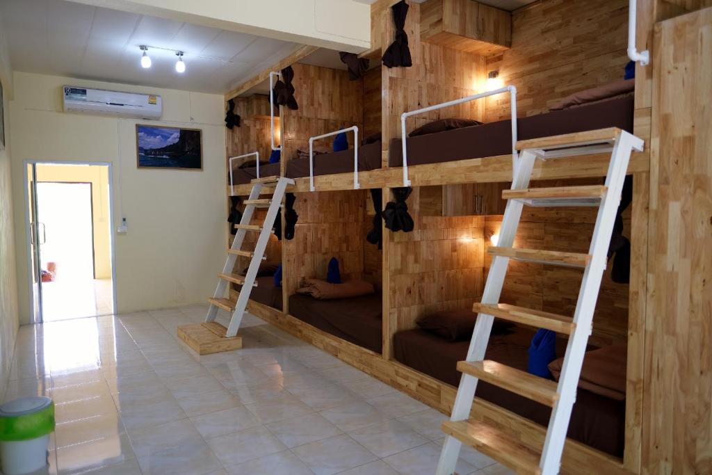 Номер (Односпальная кровать в общем номере), Coco Khao Sok Hostel