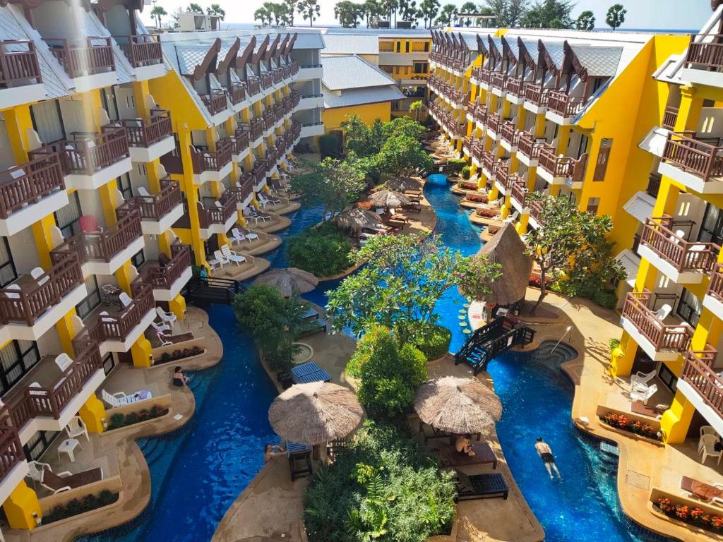 Двухместный (Улучшенный двухместный номер с 1 кроватью или 2 отдельными кроватями, вид на бассейн) курортного отеля Woraburi Phuket Resort & Spa, Пхукет