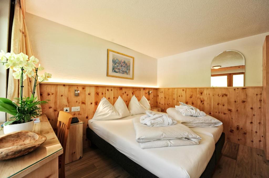 Двухместный (Улучшенный двухместный номер с 1 кроватью и балконом, выходящим на север) отеля Country Wellness Bündnerhof, Замнаун