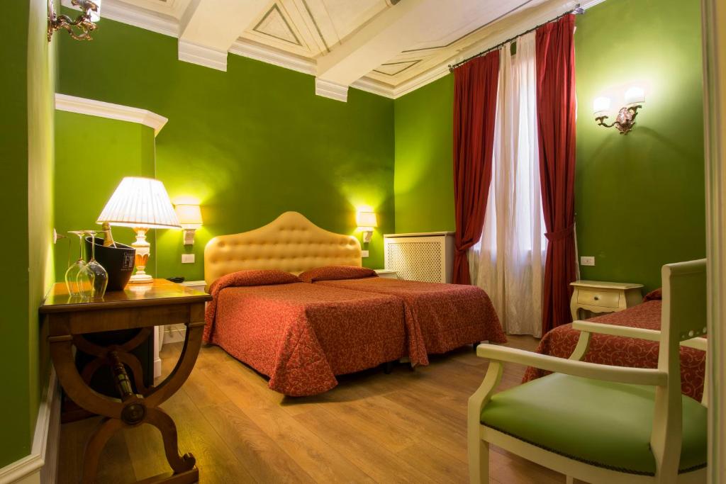 Трехместный (Трехместный номер) отеля Hotel Pedrini, Болонья