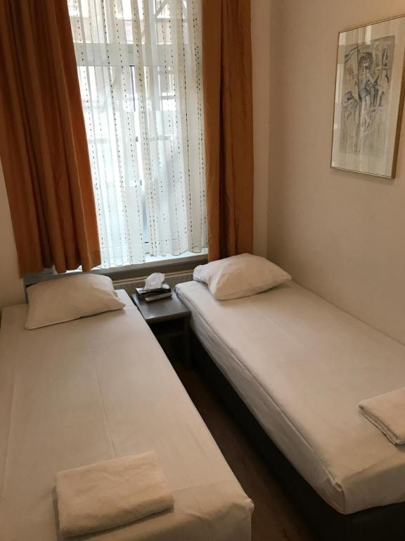 Двухместный (Двухместный номер с 2 отдельными кроватями и общей ванной комнатой) хостела Budget Hostel Sphinx, Амстердам