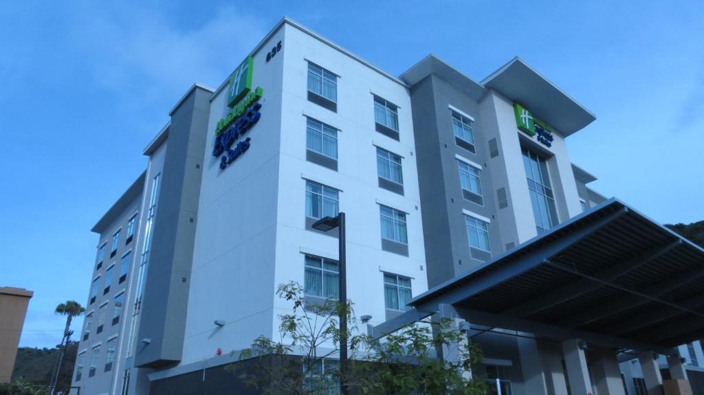 Holiday Inn Express & Suites San Diego - Mission Valley, an IHG Hotel