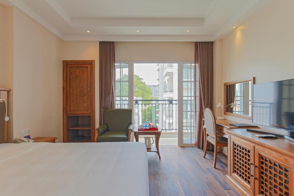 Двухместный (Номер с кроватью размера «king-size» и балконом) отеля Hoang Lan Hotel, Хошимин