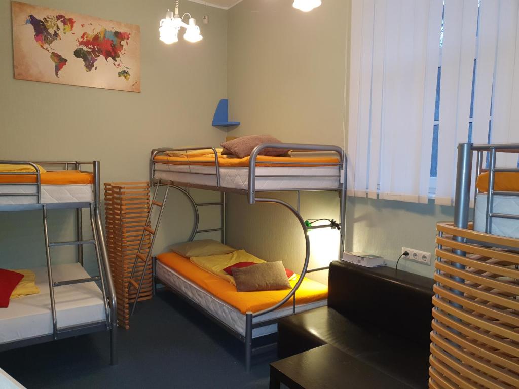 Номер (Кровать в общем 8-местном номере для мужчин и женщин), Freedom65 Hostel and Caravan