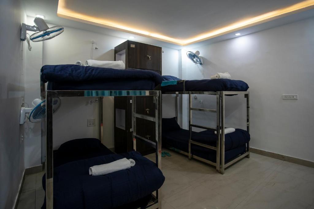 Номер (Кровать в общем 4-местном номере для мужчин и женщин) отеля Yes Boss By Backpackers Heaven, Нью-Дели