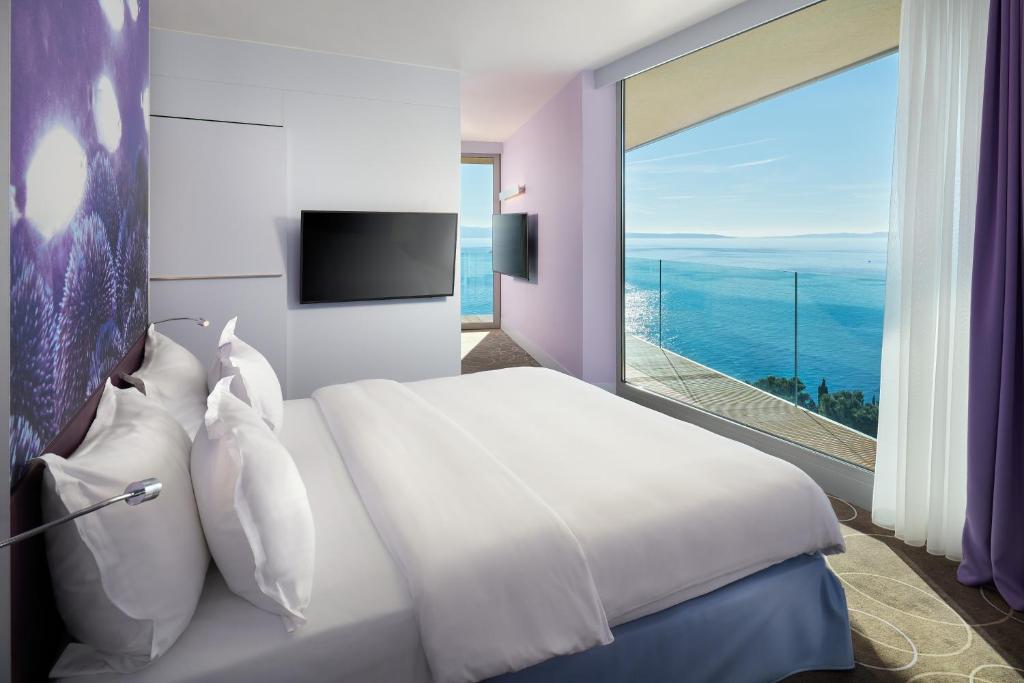 Сьюит (Улучшенный люкс с видом на море и балконом) отеля Radisson Blu Resort, Split, Сплит