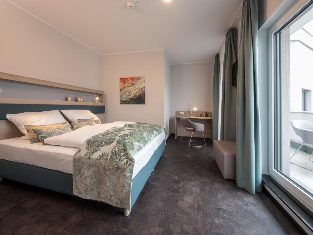Трехместный (Роскошный трехместный номер) отеля RS-HOTEL - smart luxury hotel & apartments, contactless and inspected, Бонн