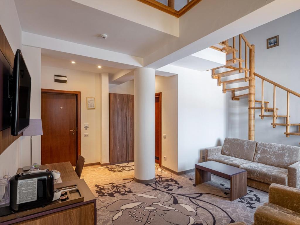 Апартаменты (Улучшенный люкс с 3 спальнями) отеля Hotel Miruna - New Belvedere, Брашов