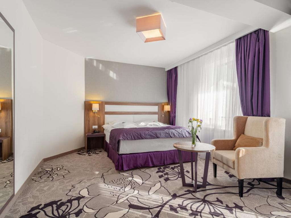 Двухместный (Двухместный номер с 1 кроватью и балконом) отеля Hotel Miruna - New Belvedere, Брашов