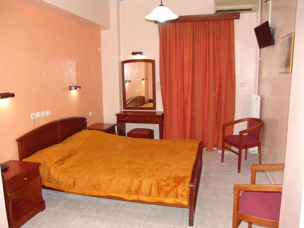 Двухместный (Улучшенный отремонтированный двухместный номер с 1 кроватью) отеля Hotel Cosmos, Афины