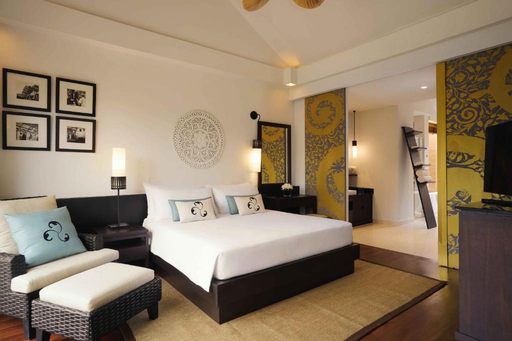 Двухместный (Полулюкс с кроватью размера «king-size» и видом на бассейн) курортного отеля Asara Villa & Suite, Хуахин