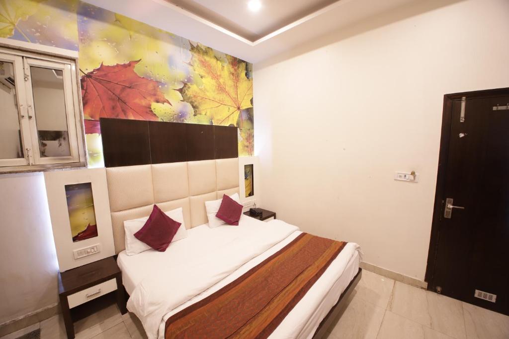 Двухместный (Улучшенный двухместный номер с 1 кроватью) гостевого дома Hotel Golden Wings, Нью-Дели