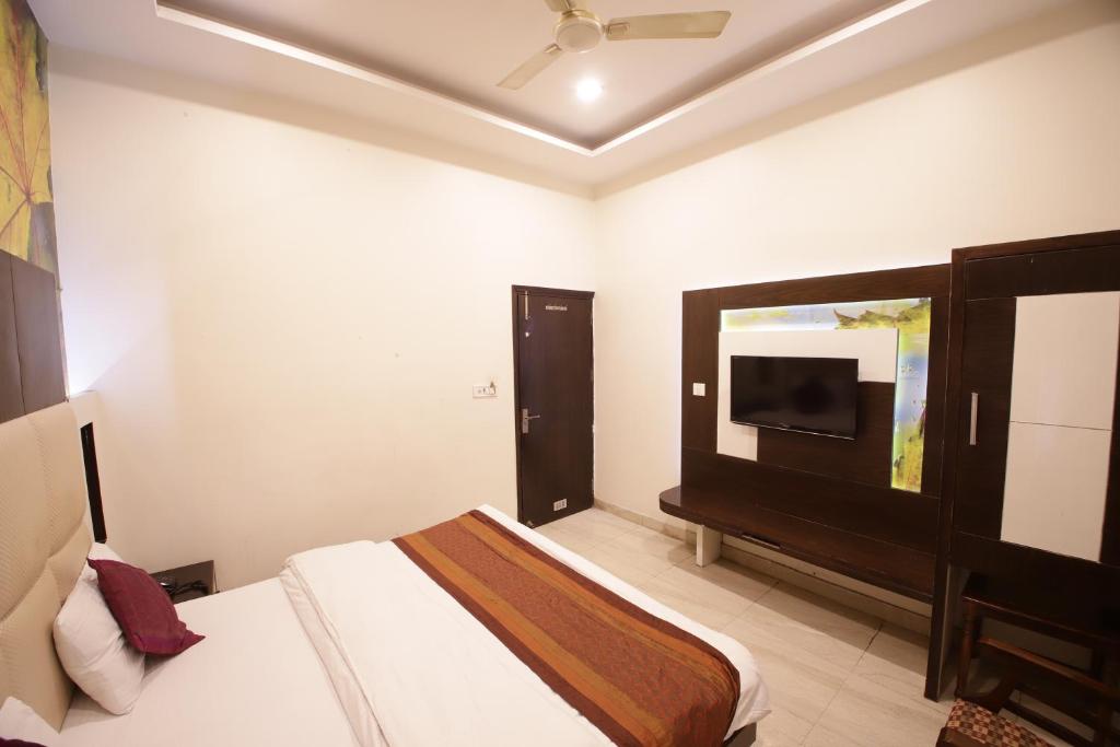 Двухместный (Двухместный номер Делюкс с 1 кроватью) гостевого дома Hotel Golden Wings, Нью-Дели