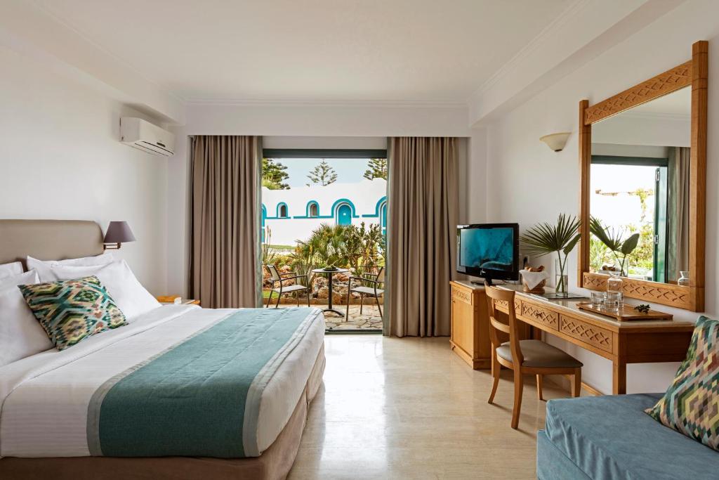 Двухместный (Двухместный номер с 2 отдельными кроватями и видом на сад) курортного отеля Mitsis Rinela Beach, Коккини-Хани