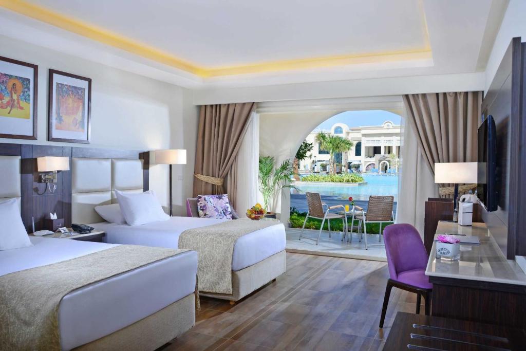 Двухместный (Двухместный номер Делюкс с 1 кроватью и боковым видом на море) курортного отеля Albatros White Beach, Хургада