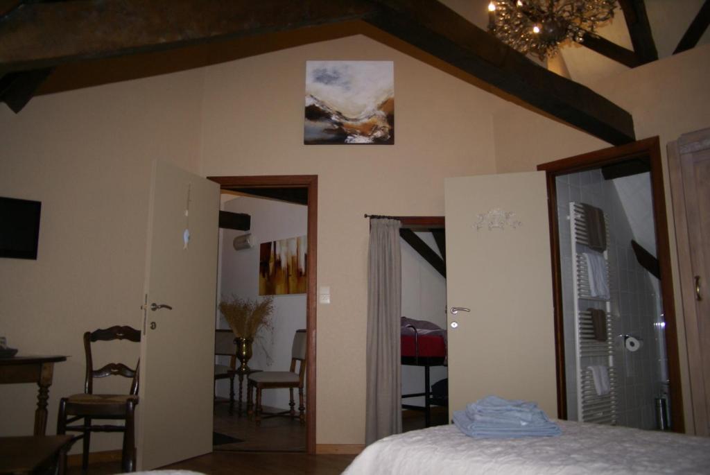 Четырехместный (Большой 2-местный номер с 1 кроватью (для 2 взрослых и 2 детей)) гостевого дома Gastenverblijf De Voute, Алверингем