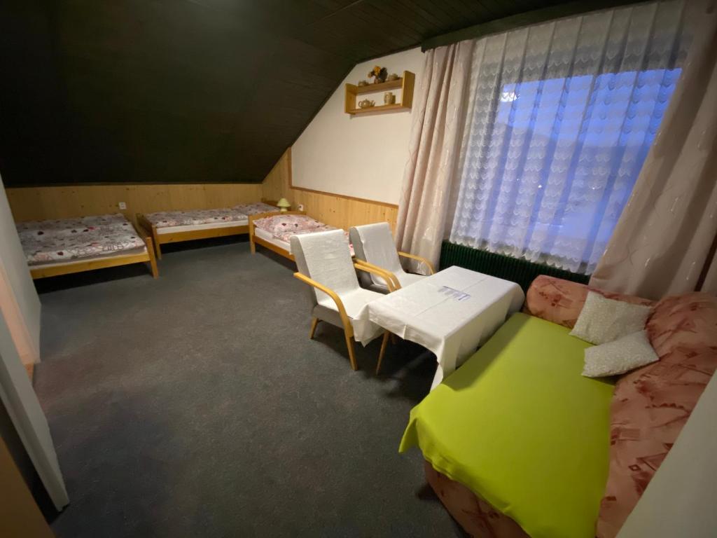 Четырехместный (Четырехместный номер с ванной комнатой) гостевого дома Pension Krupka 443 - Ski Herlikovice a Bubákov, Врхлаби
