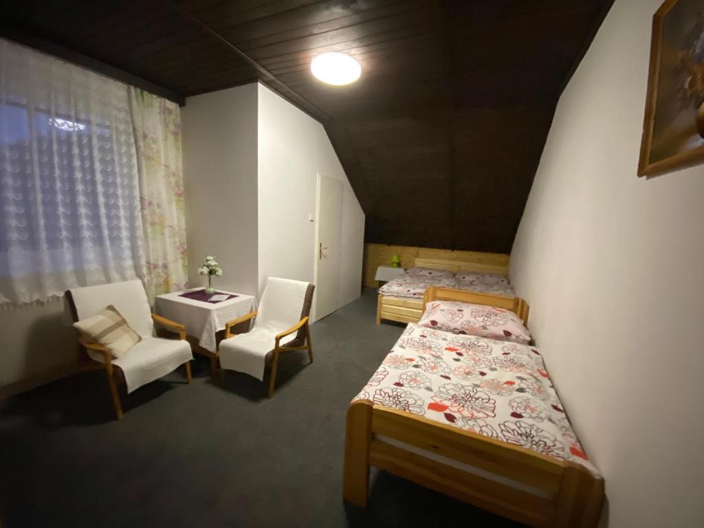 Трехместный (Трехместный номер с собственной ванной комнатой) гостевого дома Pension Krupka 443 - Ski Herlikovice a Bubákov, Врхлаби