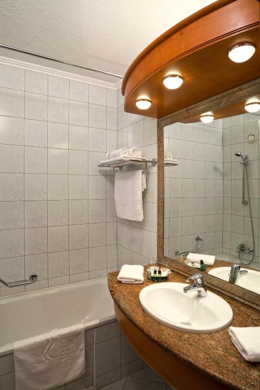 Двухместный (Улучшенный двухместный номер с 1 кроватью и видом на парк) отеля Danubius Health Spa Resort Hévíz, Хевиз