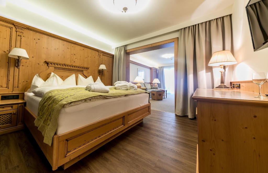 Двухместный (Двухместный номер Делюкс с 1 кроватью и балконом) отеля Traumhotel Alpina Superior - Yoga & Ayurveda, Целль-ам-Циллер