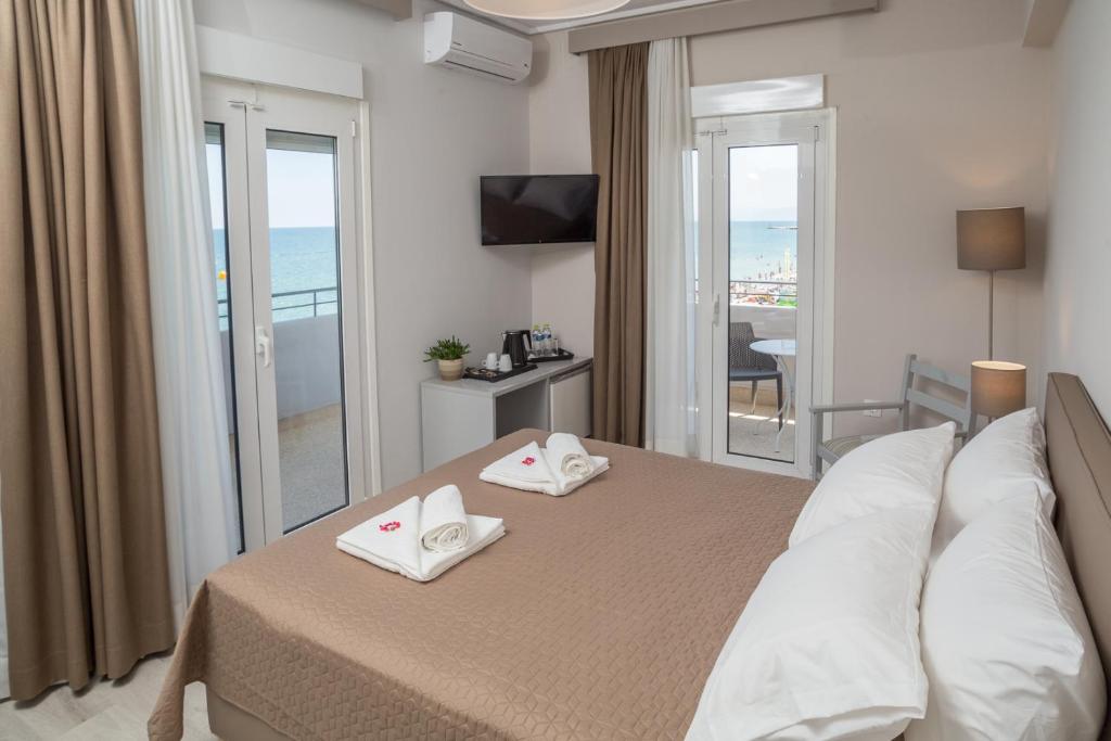 Двухместный (Улучшенный двухместный номер с 1 кроватью или 2 отдельными кроватями и видом на море) отеля Hotel Alkyon, Паралия Катерини