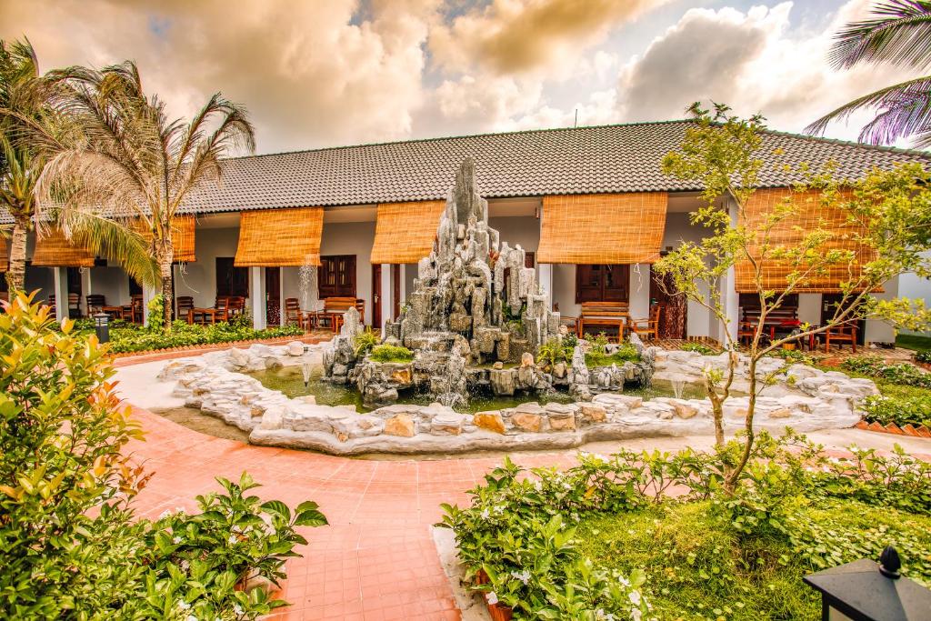 Трехместный (Трехместный номер, вид на сад) курортного отеля Palm Hill Resort, Дуонг-Донг