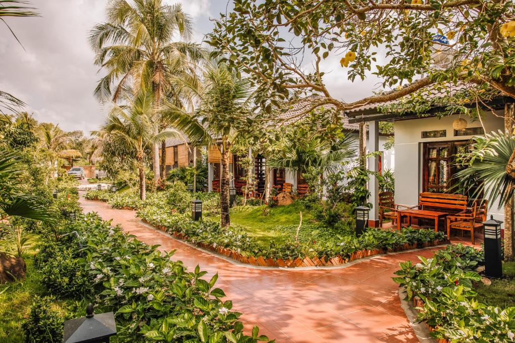 Номер (Бунгало с видом на сад) курортного отеля Palm Hill Resort, Дуонг-Донг