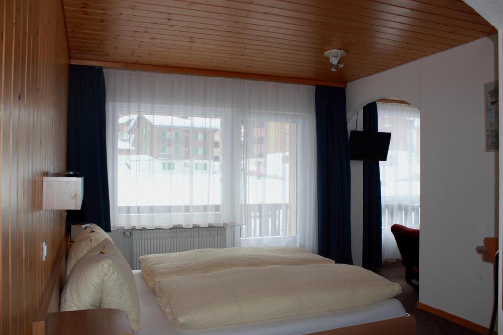Двухместный (Бюджетный двухместный номер с 1 кроватью) отеля Hotel Alpha, Грэхен