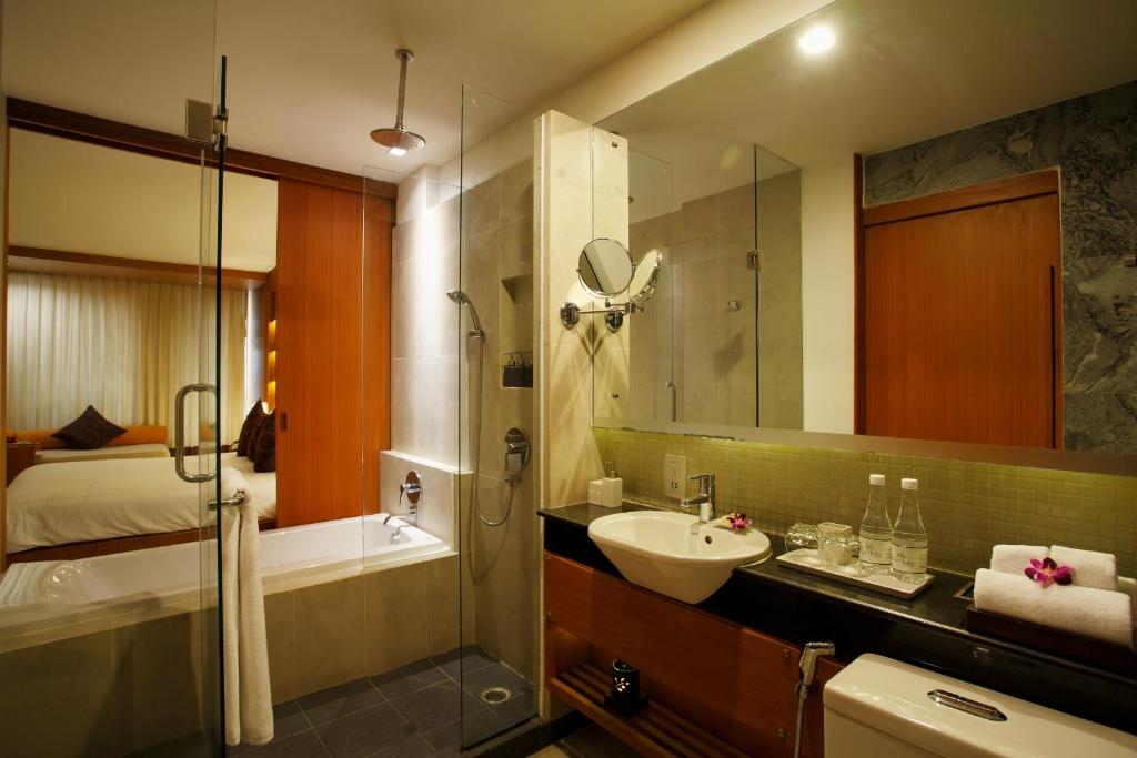 Двухместный (Двухместный номер Делюкс с 1 кроватью, вид на бассейн) курортного отеля La Flora Resort Patong, Пхукет