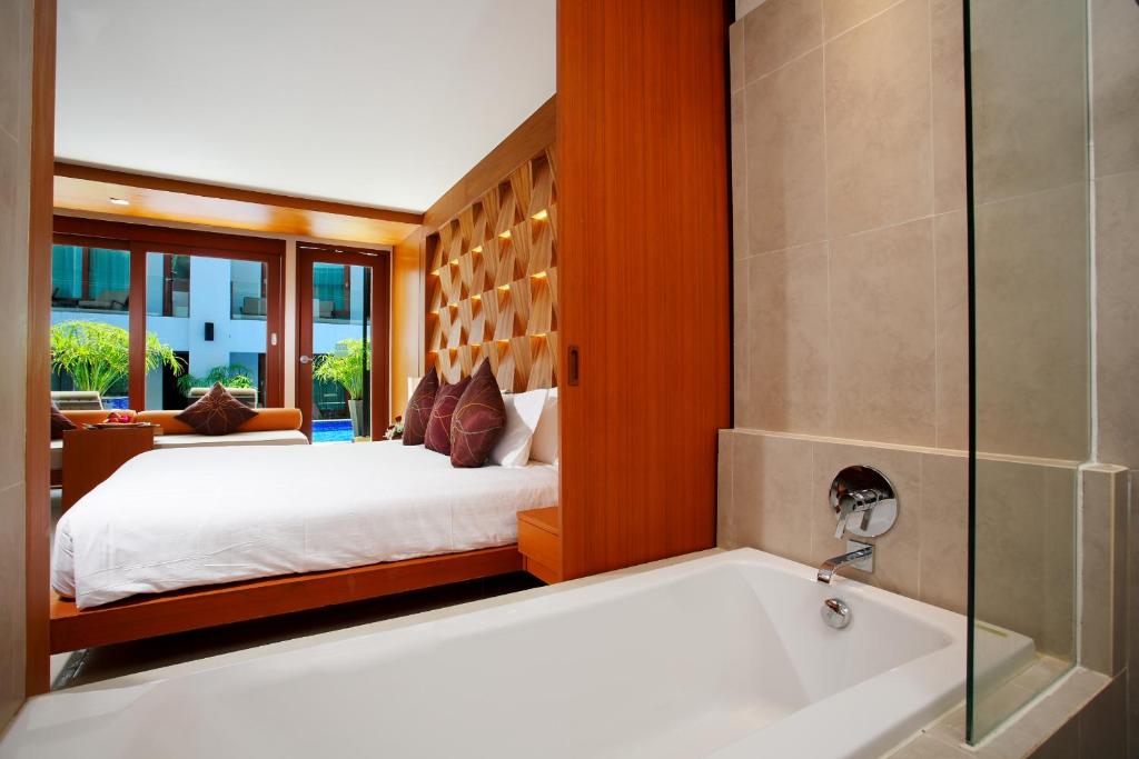 Двухместный (Двухместный номер Делюкс с 1 кроватью и доступом к бассейну) курортного отеля La Flora Resort Patong, Пхукет